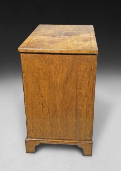 George I Figured Walnut Kneehole Desk - 4773784