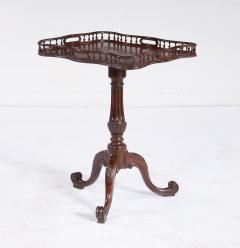 George II Scalloped and Galleried Tea Table - 4735961