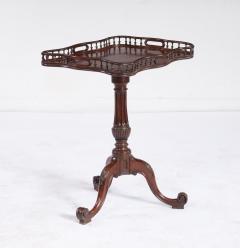 George II Scalloped and Galleried Tea Table - 4735962
