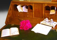George III Mahogany Burr Yew Wood Bureau - 4312597