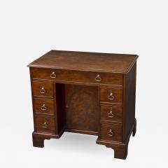 George III Mahogany Kneehole Desk of Exceptional Quality - 1005965