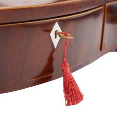 George lIl mahogany swinger shield dressing mirror on a serpentine box stand - 3279108