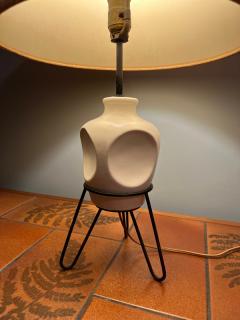 Georges Jouve MID CENTURY MODERNIST WHITE CERAMIC LAMP IN THE MANNER OF GEORGES JOUVE - 2545461