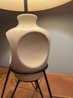 Georges Jouve MID CENTURY MODERNIST WHITE CERAMIC LAMP IN THE MANNER OF GEORGES JOUVE - 2547468