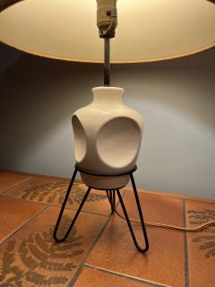 Georges Jouve MID CENTURY MODERNIST WHITE CERAMIC LAMP IN THE MANNER OF GEORGES JOUVE - 2547470