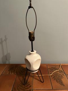 Georges Jouve MID CENTURY MODERNIST WHITE CERAMIC LAMP IN THE MANNER OF GEORGES JOUVE - 2547472