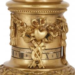Gilt bronze cylindrical mantel clock with emblems of love - 2805308