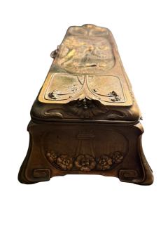 HIGHLY DETAILED SCENIC ART NOUVEAU BRASS REPOUSEE LARGE GLOVE BOX MAKERS MARK - 4442637