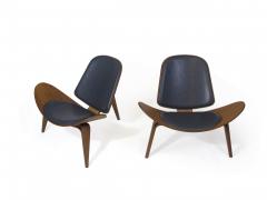 Hans Wegner Hans J Wegner Walnut CH 07 Shell Chairs in Black Leather - 1874081