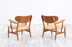 Hans Wegner Pair of Hans J Wegner CH 22 Lounge Chairs for Carl Hansen S n - 2227957