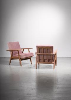 Hans Wegner Pair of Hans Wegner GE 240 Chairs in Oak - 2978961