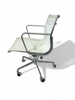 Herman Miller Aluminum Group Management White Mesh Desk Chairs - 3956570