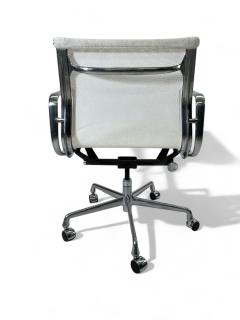 Herman Miller Aluminum Group Management White Mesh Desk Chairs - 3956572