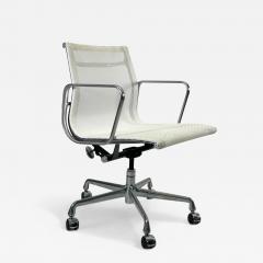 Herman Miller Aluminum Group Management White Mesh Desk Chairs - 3957312