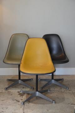 Herman Miller Set of Three Vintage Swiveling Chairs by Eames for Herman Miller - 973983