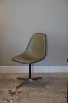 Herman Miller Set of Three Vintage Swiveling Chairs by Eames for Herman Miller - 973984