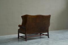 Highly Original Tufted English Wingback Settee in Patinated Leather 1900 - 4677233
