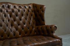 Highly Original Tufted English Wingback Settee in Patinated Leather 1900 - 4677297