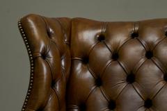 Highly Original Tufted English Wingback Settee in Patinated Leather 1900 - 4677302