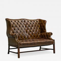 Highly Original Tufted English Wingback Settee in Patinated Leather 1900 - 4682449