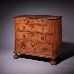 Important 17th Century William and Mary Bur Pollard Oak Chest of drawers - 4038440