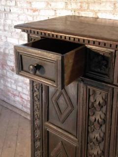 Italian 17th century Baroque walnut Credenza or Small Cabinet - 656309