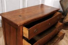 Italian 1820s Serpentine Front Walnut Commode with Three Drawers - 3564352