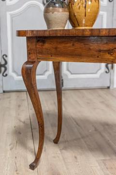 Italian 18th Century Burl Walnut Veneer Top Side Table with Cabriole Legs - 3650470