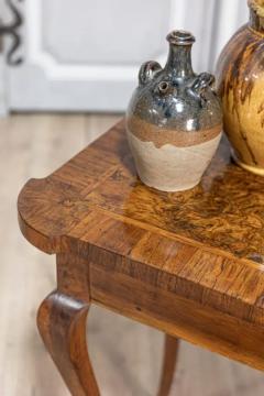 Italian 18th Century Burl Walnut Veneer Top Side Table with Cabriole Legs - 3650471