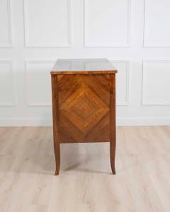 Italian 18th Century Directoire Walnut Chest of Drawers - 4599637