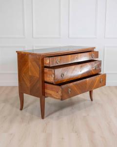 Italian 18th Century Directoire Walnut Chest of Drawers - 4599638