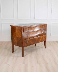 Italian 18th Century Directoire Walnut Chest of Drawers - 4599655