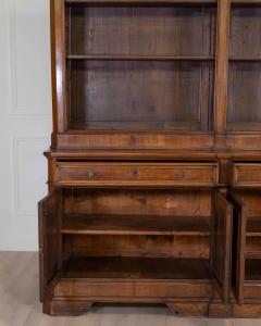 Italian 19th Century Walnut Bookcase with Architectural Design - 4599608