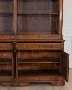 Italian 19th Century Walnut Bookcase with Architectural Design - 4599609