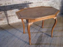 Italian Baroque 18th Century Octagonal Walnut and Leather Inset Center Table - 656399