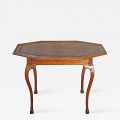 Italian Baroque 18th Century Octagonal Walnut and Leather Inset Center Table - 656992