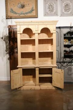 Italian Neoclassical Style Carved Pine Bookcase with Arched Motifs and Capitals - 3509495