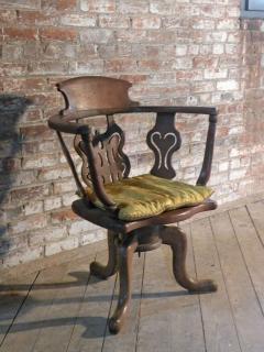 Italian late Baroque 18th Century Walnut Swivel or Desk Chair of rare form - 906233