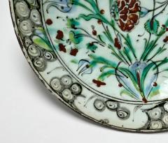 Iznik Shallow Bowl or Charger Ottoman Turkey circa 1620 - 4414059