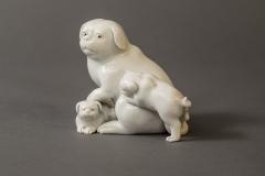 Japanese Edo Period Hirado Porcelain Sculpture of Mother and Puppies - 1981576