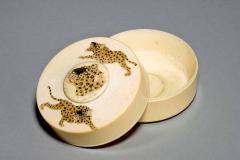 Japanese Meiji period ivory pill box - 822840