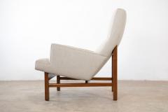 Jens Risom Jen Risom Floating Lounge Chairs in Walnut Cradle Frames with Linen Upholstery - 3226711