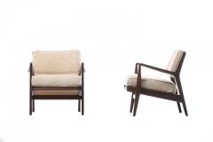Jens Risom Jens Risom Walnut Lounge Chairs in Ivory Shearling circa 1950s - 1882703