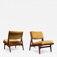 Jens Risom Pair of Jens Risom Low Lounge Chairs Model U 431 in Walnut and Velvet - 934185