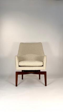 Jens Risom Pair of Jens Risom Swivel Lounge Chairs in Cream Boucl with Walnut Bases - 4302178