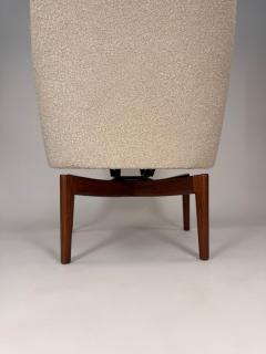 Jens Risom Pair of Jens Risom Swivel Lounge Chairs in Cream Boucl with Walnut Bases - 4302217