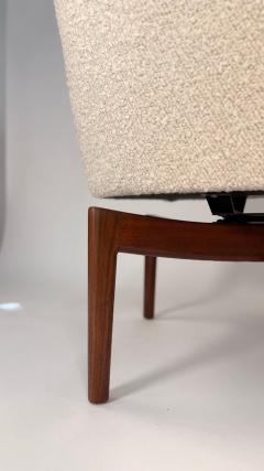 Jens Risom Pair of Jens Risom Swivel Lounge Chairs in Cream Boucl with Walnut Bases - 4302242
