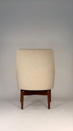 Jens Risom Pair of Jens Risom Swivel Lounge Chairs in Cream Boucl with Walnut Bases - 4302243