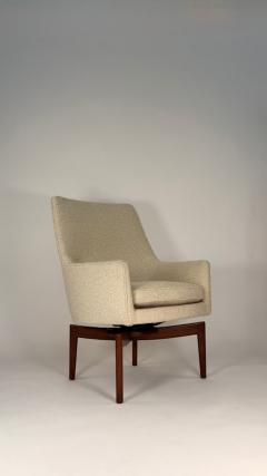 Jens Risom Pair of Jens Risom Swivel Lounge Chairs in Cream Boucl with Walnut Bases - 4302244