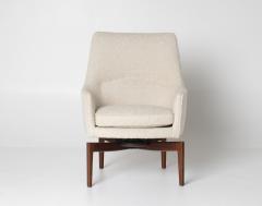 Jens Risom Pair of Jens Risom Swivel Lounge Chairs in Cream Boucl with Walnut Bases - 4586126